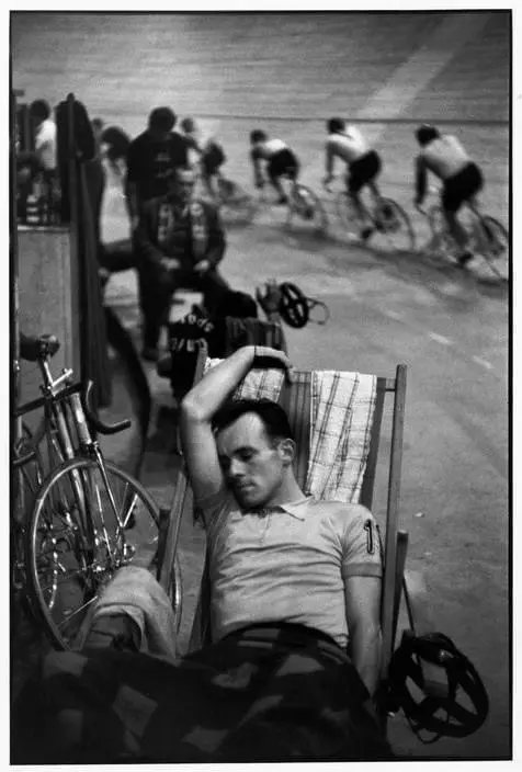 Vintage track cycling picture of a resting rider in black and white.